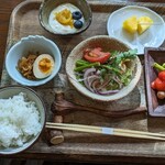 渋・辰野館 - 信州味噌のお味噌汁。サラダの春菊がすごく美味しい。