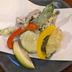 渋・辰野館 - 野菜と山菜の天ぷら。右下のミョウガみたいな白いものはお花だそうです。