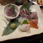 肉魚ダイニング　艶吉 - お任せ刺身盛り合わせ、中々のラインナップ屋根(´ω`)