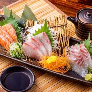 【應季魚】 推薦品嘗比較清晨收尾的鮮魚和金槍魚的店。
