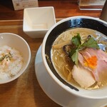 麺処 しろくろ - アサリとムール貝の汐そば！トッピングがそれぞれしっかりと調理されており味がハッキリと伝わります！ガリバタご飯はライスだけだとバター感が強いですがスープと合わせるとガーリック感が出てとても洋風な味です