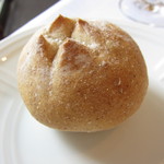 ミッシェル ナカジマ - パン。バターも添えられています。お代わりは声をかけて下さいます。