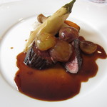 ミッシェル ナカジマ - 鹿肉の赤ワインソース。火の通り加減も最高で、ぶどうがソースとよく合っていました。追加料金なしで、このお料理が頂けるのは驚愕！