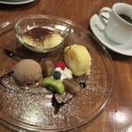 ビスコンティ - Dolceの盛り合わせとコーヒー