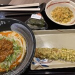 Hanamaru Udon - うどんと天ぷらとおにぎりを頂きました
                        この日の晩ごはんです