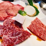Yakiniku Kirari - 特撰焼肉ランチ2000円の肉！　塩タンに上カルビと上ロース、焼き野菜(長芋・ピーマン・もろこし)  肉質は非常に良かった