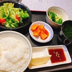 Yakiniku Kirari - セット内容！　サラダにブロッコリーの和物?カクテキにわkめスープ　ごはんは1回おかわり無料たすかる