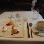 （デザート）ブラッドオレンジのサバラン ブラッドオレンジのソルべ添え、別添えのオレンジリキュール、コーヒー