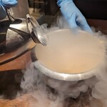 PHUKET ORIENTAL - 液体窒素を使ったイリュージョン マンゴー&バニラアイスクリーム2