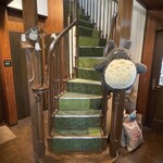 トロ コーヒーアンドベーカリー - 【2023年04月】2階の店舗に上がる階段。両サイドにはトトロが。