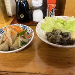 Mon Ya - 左が　鯵の南蛮漬け　右が　地鶏の炭焼き　確か各260円！！