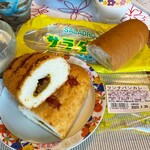 つるやパン - 揚げのランチパンカレーと沢庵マヨサンドのサラダパン