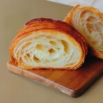 アカシエ - ◎クロワッサン　外サックリ中しっとり☆美しい膨らみ☆　バターたっぷりでケーキ店らしく表面は照りっと甘いシロップがかかってますね^_^