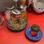 ENISHI総本店 - 卓上には3種類のお酢と辣油がありました。