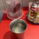 ENISHI総本店 - 炭の入ったウォーターサーバーでたっぷりお水が用意されてて、辛くても大丈夫。