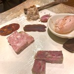 フルール ド サラザン - 肉盛り合わせ・和牛コンビーフ、テリーヌ、チョリソー、あいち鴨のリエット、白カビソーセージ、あいち鴨レバームース三ヶ日みかんのソース。蕎麦パンケーキ添。少しずつですが、シードルに合わせて楽しめますね。