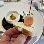 Resutoran Yamazaki - バゲットにりんごバターと津軽海峡サーモンのスモーク、りんごのピクルス、ディル