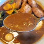 カレーストア 万屋マイキー - 肉の旨みと玉ネギの甘みを感じるスープ