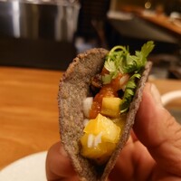 焼肉割烹QUON - 和牛すじ煮込みとハーブのタコス