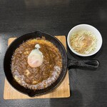 Sapporo Tokunou Kare - スキレットチーズ温玉カレー（辛さ＋５、ライス少なめ、サラダ〈ゴマドレッシング〉）