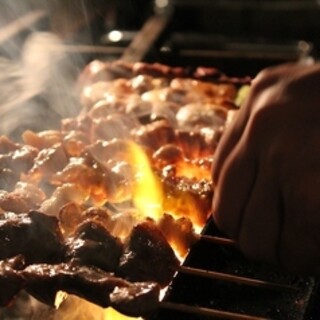 香り高い日本製の備長炭で焼き上げる自慢の串