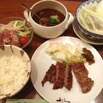 牛たん炭焼き 利久 - なんだか盛り沢山なお得ランチ