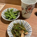 Robata Daibou - 三岳(650円)とお通しの枝豆とピーマン・ニンジン・油揚げの煮物
