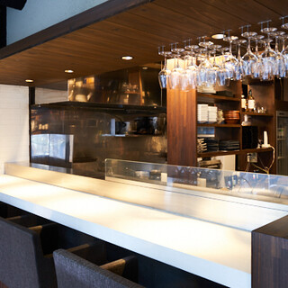 A stylish bar where you can relax and enjoy ◆ From quick drinks after work to reserved