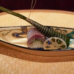 壽山 - 琵琶湖鱒手巻き寿司、おにアジ棒鮨、レンコン