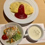 庵タンドール - ランチには冷製スープにサラダもついてます！