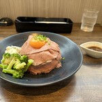 遊楽亭 - 【2023.7.24(月)】ローストビーフ丼（並盛・にんにく醤油）1,210円