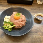 遊楽亭 - 【2023.7.24(月)】ローストビーフ丼（並盛・にんにく醤油）1,210円