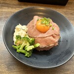 遊楽亭 - 【2023.7.24(月)】ローストビーフ丼（並盛・にんにく醤油）1,210円