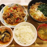 食堂 けやき - 12:51完成♡豚肉のオイスター炒め定食620円＋かけそば350円