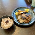 バルバルキッチンアメリ - ランチ：国産若鶏もも肉のコンフィ 梅ソース添え(¥1,180)
      やはり抜群に美味しい！鶏肉自体の味・食感も良いが、梅ソースとの相性が素晴らしい。是非レギュラーメニューに加えてほしい。