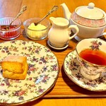 森のらくだ - 贈り物にしたスコーンを、素敵なティーセットでセッティングしてくれました。