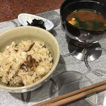 ステーキ なかお - ガーリックライス。お味噌汁