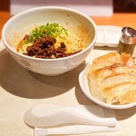 博多餃子舎 603 - ランチ 麺と餃子のセット 汁なし担々麺 三元豚餃子