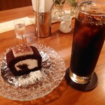 炭火焙煎珈琲・凛 - ロールケーキとアイスコーヒー（1250円税込）