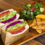 GRANDE Cafe - 地元野菜を使った彩り豊かな「にじいろベジタブルサンド」