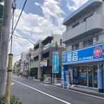 炭火焼肉　七輪房 - 向かいの通り