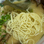 ラーメン 大将 - 麺はかなり細めのストレート細麺。