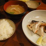 銀平 - 2012.10焼魚定食　鮭ハラス２尾と鯖塩焼き半身
