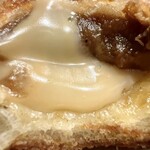 ウエストヴィレッジ - とろ~りチーズin カレーパン¥200（税込¥216）断面