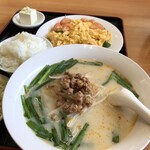 四季紅 - トマトと玉子炒めランチ（豚骨台湾ラーメン）