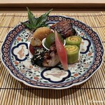 御料理 寺沢 - 金時草の胡麻和え､蛸の番茶煮､酢取り茗荷､胡瓜の海鞘巻､塩トマトの白味噌田楽､鱸のつけ焼に青梅の梅酒煮(御開帳)