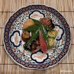 御料理 寺沢 - 金時草の胡麻和え､蛸の番茶煮､酢取り茗荷､胡瓜の海鞘巻､塩トマトの白味噌田楽､帆立貝柱のおかき揚げ､鱸のつけ焼に青梅の梅酒煮