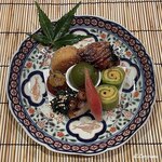 御料理 寺沢 - 金時草の胡麻和え､蛸の番茶煮､酢取り茗荷､胡瓜の海鞘巻､塩トマトの白味噌田楽帆立貝柱のおかき揚げ､鱸のつけ焼に青梅の梅酒煮(御開帳)