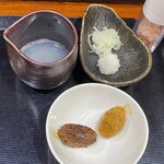 そば くら富 - 辛味大根汁、絞った残りおろし•白葱の薬味、自家製熟成味噌2種（右:乗鞍在来種蕎麦抜き実＋米麹　左:大豆＋米麹）