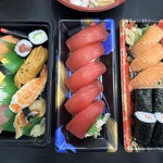 さくら寿司 - 左から　並寿司、上マグロ、サーモンとトロ巻き